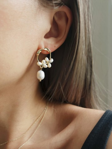 Kamakula Earrings 'Floral Pearl' in Gold