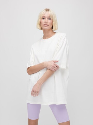 T-Shirt 'CHRISTINA' ABOUT YOU x VIAM Studio en blanc : devant