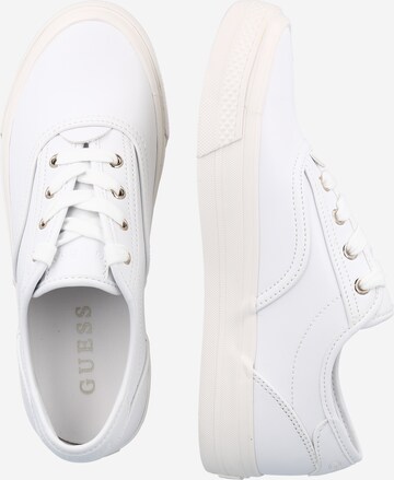 Baskets basses 'PEREZZ' GUESS en blanc