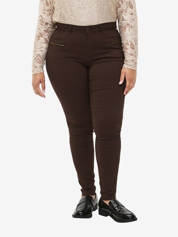 Skinny Pantalon 'JEVA' Zizzi en marron : devant