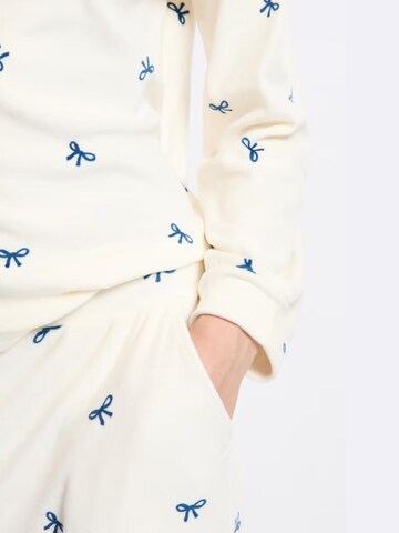 COZEE Pyjamas 'Blue Ribbons Velvet Pyjamas' i vit