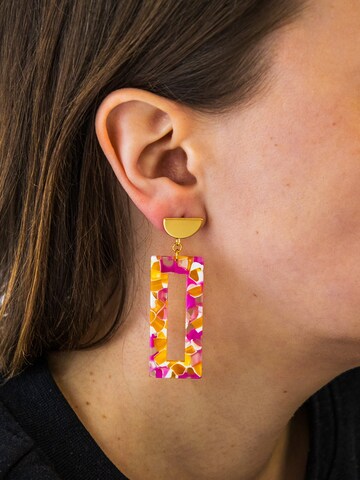 Fräulein Wunder Earrings 'Acetat Akane' in Pink: front