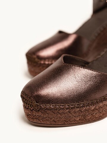 Alhamas Pumps 'Alpargata Cuña 8 cm Ante' in Bruin