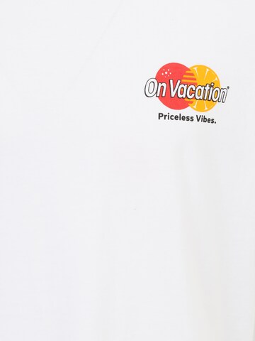 On Vacation Club T-Shirt 'Priceless Vibes' in Weiß