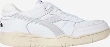 Baskets basses Diadora en blanc : devant