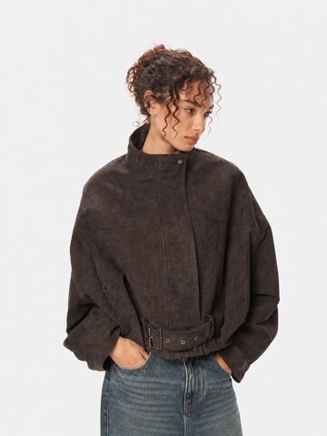 Veste mi-saison 'Vintage Cropped Suede Jacket with Belt' yoligex en gris : devant