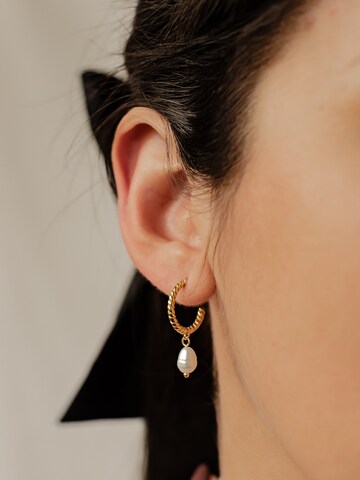 Hey Happiness Ohrringe 'Twisted Pearl' in Gold: Vorderseite