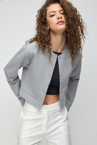 No Matter What Tussenjas in Grijs: voorkant