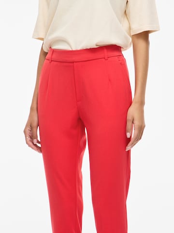 Slimfit Pantaloni con pieghe 'VIVarone' di VILA in rosso
