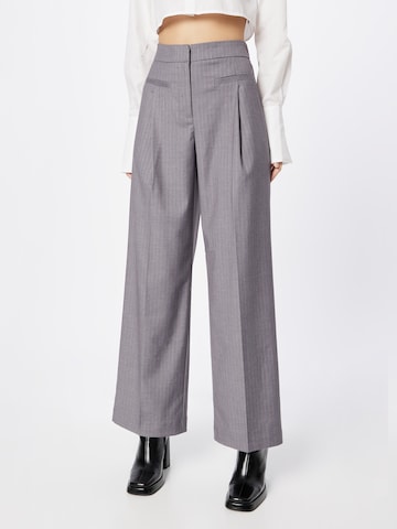 Y.A.S Regular Pleat-Front Pants 'LAURA' in Grey: front