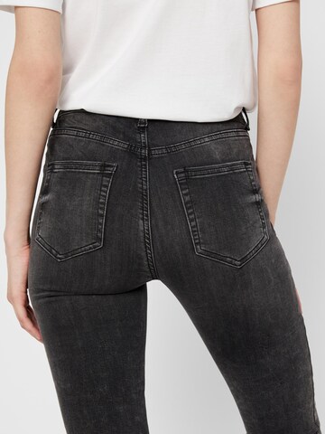 PIECES Slimfit Jeans 'Delly' in Grau