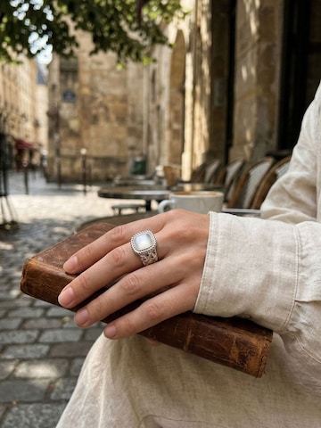 Nemomatheo Ring 'Royal Cushion – Statement-Ring mit Rautenmuster' in Silver: front