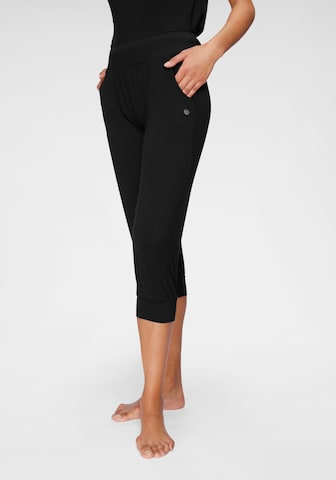 OCEAN SPORTSWEAR Tapered Workout Pants in Black: front