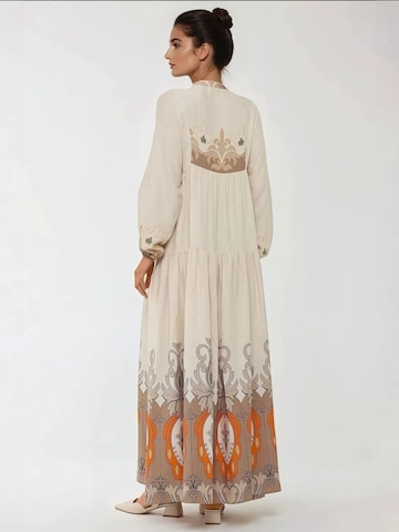 Hiccup - Vestidos camiseiros em bege