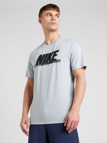 T-Shirt fonctionnel NIKE en gris : devant