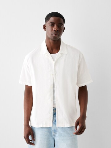 Comfort fit Camicia di Bershka in bianco: frontale