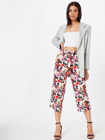 Loosefit Pantaloni con pieghe 'NOVA' di ONLY in bianco