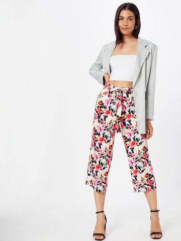 Wide leg Pantaloni cutați 'NOVA' de la ONLY pe alb