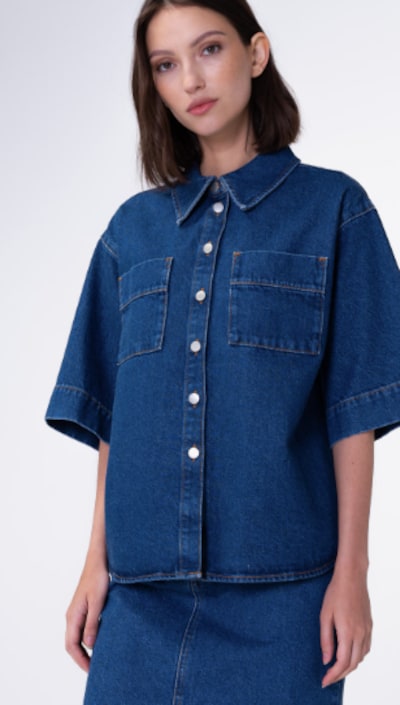 Aligne Chemisier 'GIANA SHORT SLEEVE DENIM' en bleu, Vue avec produit