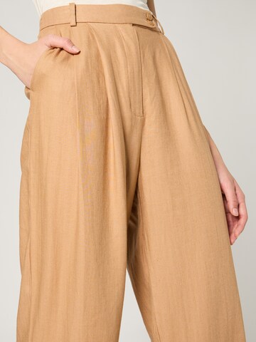 Guido Maria Kretschmer Women - regular Pantalón plisado 'Rosie' en beige