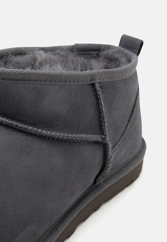 UGG - Botas 'Classic Ultra Mini' en gris