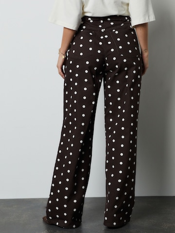 Next Lużny krój Jeansy w kolorze brązowy