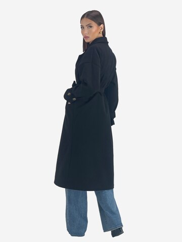 Elara Tussenmantel in Zwart