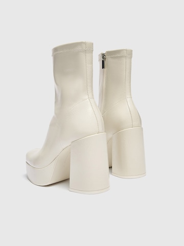 Botine de la Pull&Bear pe bej