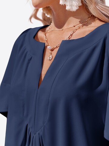 Rochie de la Imily Bela pe albastru