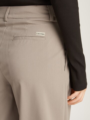 Calvin Klein Jeans Широкий Брюки со складками в Серый