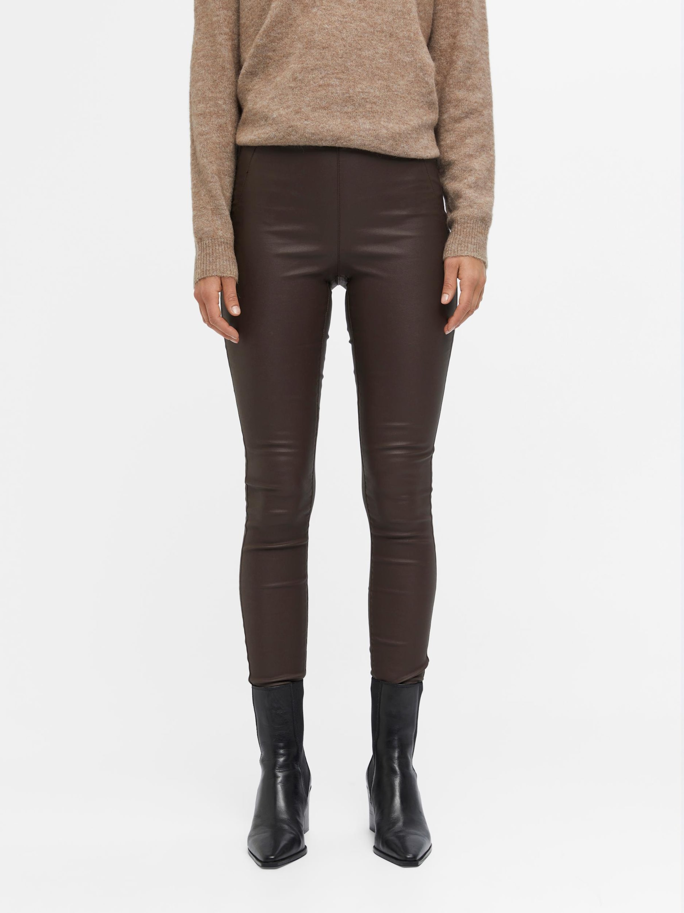 Leggings neri e stivali marroni online