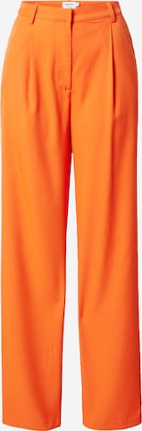 NA-KD Regular Pleated Pants in Orange: front