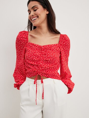 NA-KD Blouse in Rood: voorkant