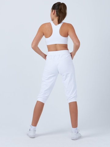 SPORTKIND Loosefit Sporthose 'Caprihose mit Taschen' in Weiß