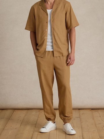 Effilé Pantalon 'Gino' DAN FOX APPAREL en marron : devant