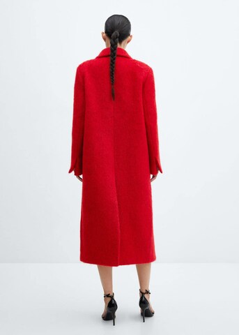 Palton de iarnă 'Carmin' de la MANGO pe roșu