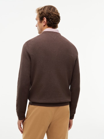 TOMMY HILFIGER Pulóver 'Essential' - barna