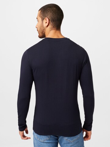 GUESS Bluser & t-shirts i blå