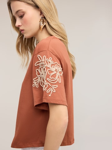 MOTIVI Shirt in Bruin