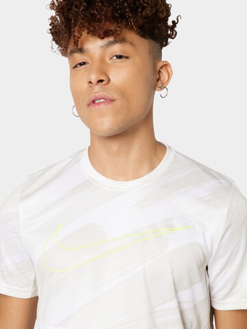 T-Shirt fonctionnel NIKE en blanc