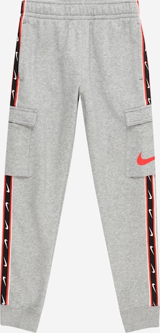 Tapered Pantaloni de la Nike Sportswear pe gri: față