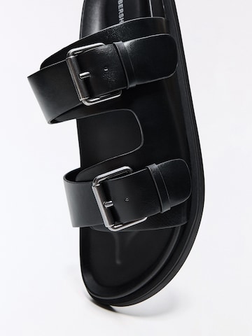 Saboți de la Bershka pe negru