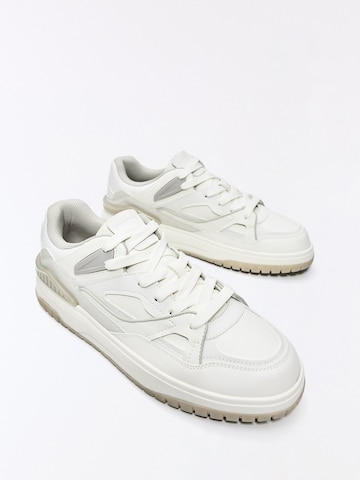 Bershka Sneakersy niskie 'BAMBA STREET' w kolorze biały