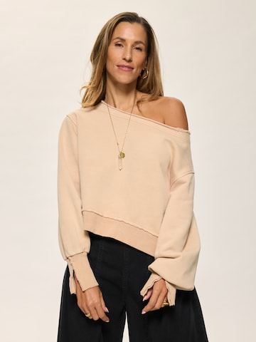 Kamila Šikl Sweatshirt in Beige: voorkant