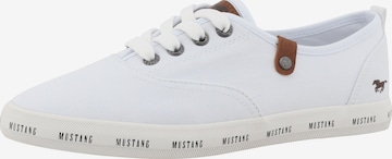Baskets basses MUSTANG en blanc : devant