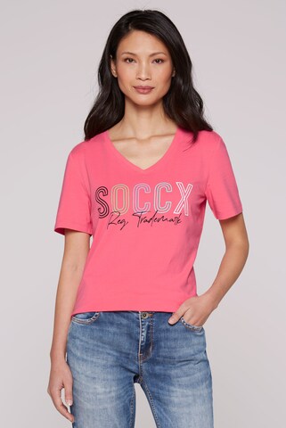 Soccx Basic T-Shirt mit V-Ausschnitt und Logo in Pink: Vorderseite