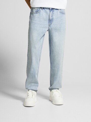 Bershka Regular Jeans in Blauw: voorkant