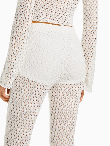 évasé Pantalon Bershka en blanc