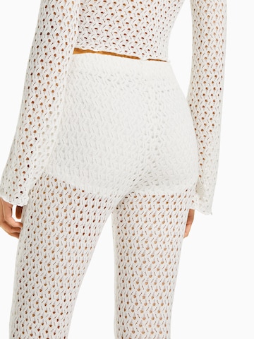 Bershka Flared Broek in Wit