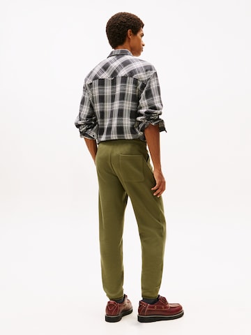 Tommy Jeans Конический (Tapered) Штаны в Зеленый
